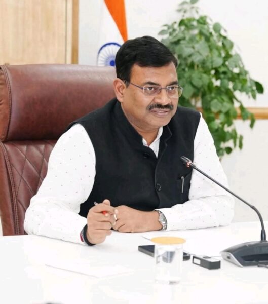 मुख्यमंत्री धामी ने दिए सेब उत्पादक किसानों की सब्सिडी तत्काल वितरित करने के निर्देश, मुख्य सचिव ने की बैठक