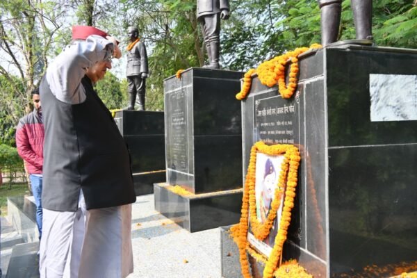 आजाद हिंद फौज के महानायक वीर शहीद केसरी चंद की 106वीं जयंती पर कैबिनेट मंत्री गणेश जोशी ने उन्हें पुष्पांजलि अर्पित कर दी श्रद्धांजलि