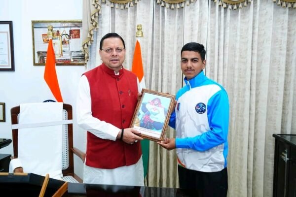 माउंट एवरेस्ट फतह करने वाले 16 वर्षीय सचिन कुमार ने मुख्यमंत्री धामी से की शिष्टाचार भेंट