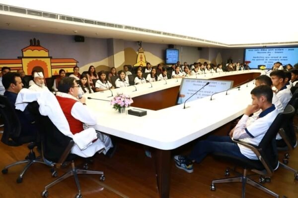 देवप्रयाग विधानसभा क्षेत्र के मेधावी छात्र-छात्राओं के साथ मुख्यमंत्री धामी ने किया संवाद