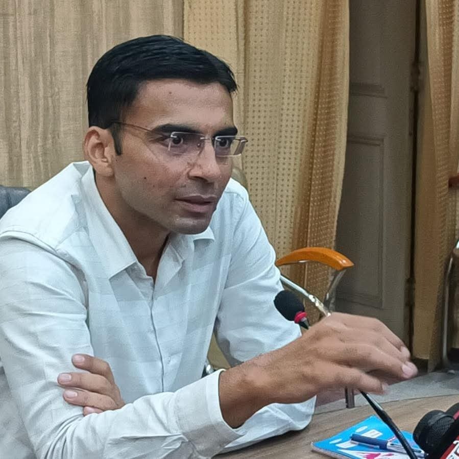 जिलाधिकारी सविन बंसल के निर्देशों के क्रम में अनेक जनसेवा केंद्रों पर छापामारी