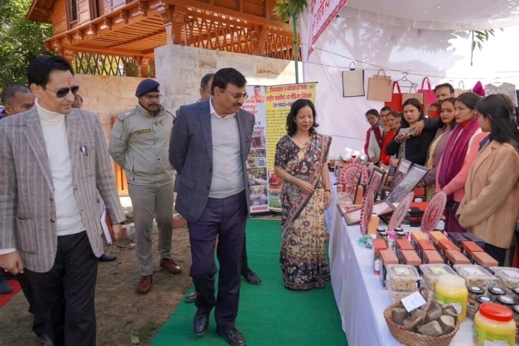 चम्पावत में विकास परियोजनाओं की मुख्य सचिव आनन्द बर्द्धन ने की समीक्षा