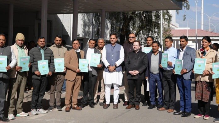 पशुपालन व सेवायोजन विभाग में चयनित कार्मिकों को पशुपालन मंत्री सौरभ बहुगुणा ने सौंपे नियुक्ति पत्र