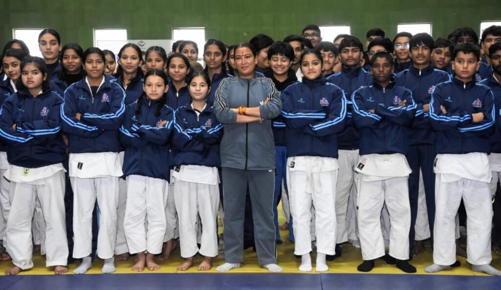 खेल मंत्री रेखा आर्या ने मुख्यमंत्री चैंपियंस ट्रॉफी में विजेताओं को प्रदान किए मेडल