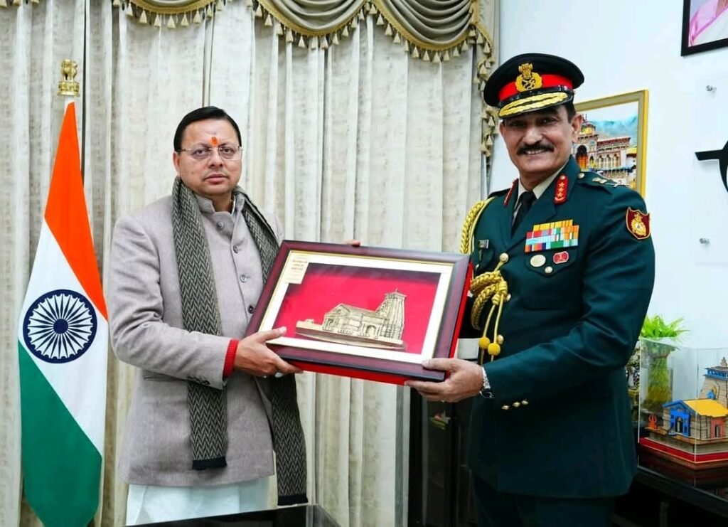 गढ़वाल राइफल्स के कर्नल ऑफ द रेजिमेंट लेफ्टिनेंट जनरल डी.एस. राणा ने मुख्यमंत्री धामी से की भेंट 