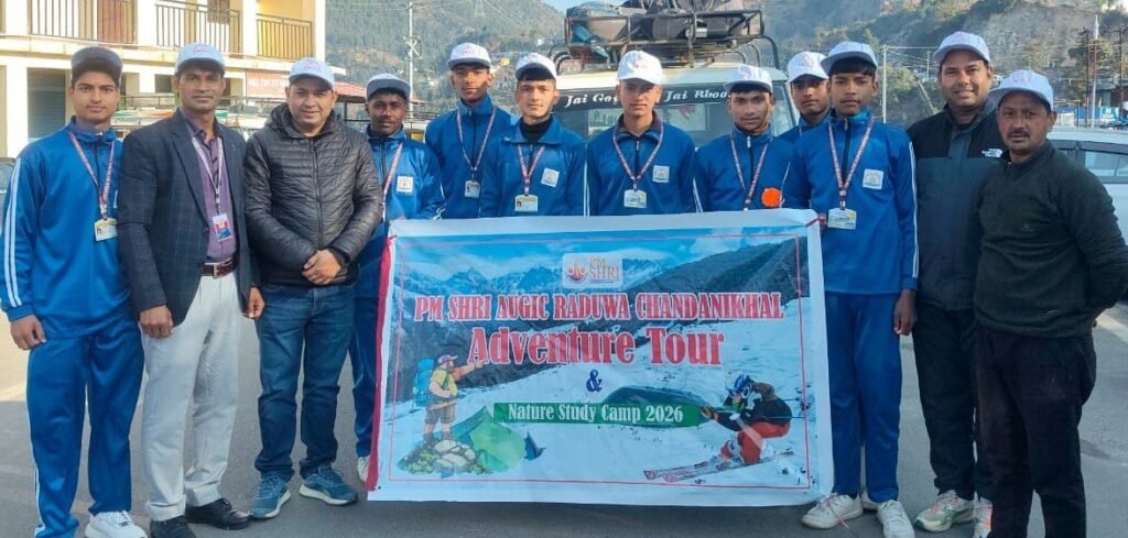 एडवेंचर एंड नेचर स्टडी को नीती घाटी क्षेत्र रवाना छात्रों का दल