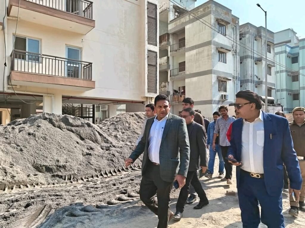 सचिव आवास डॉ. आर राजेश कुमार ने आमवाला तरला आवासीय योजना व ईडब्ल्यूएस भवनों का किया निरीक्षण, लाभार्थियों से किया सीधा संवाद