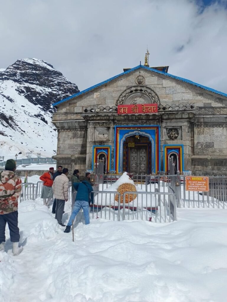 श्री केदारनाथ धाम पहुंचे डीएम-एसपी, परखीं यात्रा तैयारियां, धाम में 3-4 फीट बर्फ के बीच प्रशासन की तैयारी तेज