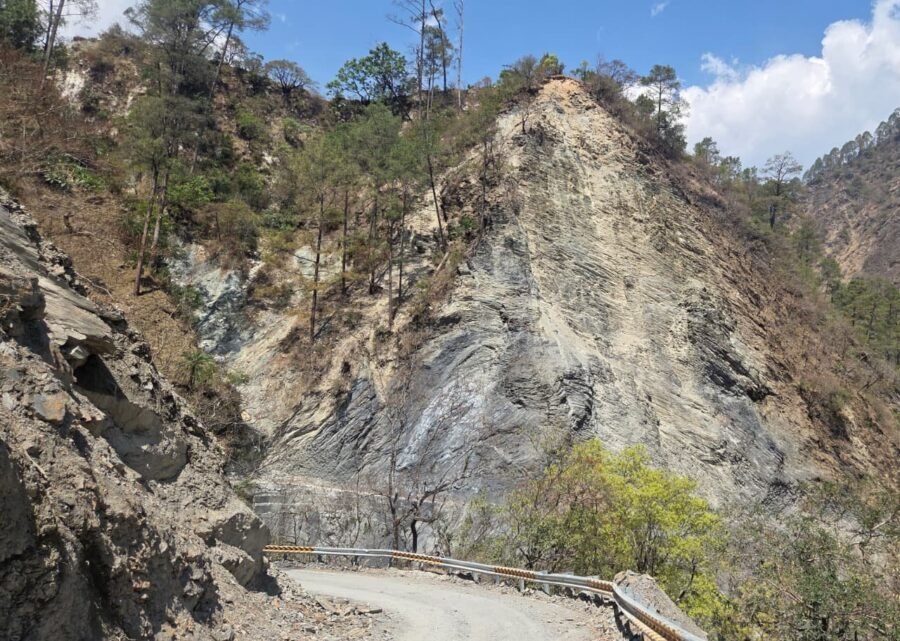 बिरही–निजमुला मोटर मार्ग पर ‘काली चट्टान’ बनी बड़ी समस्या, बरसात में बार-बार बाधित होती है आवाजाही