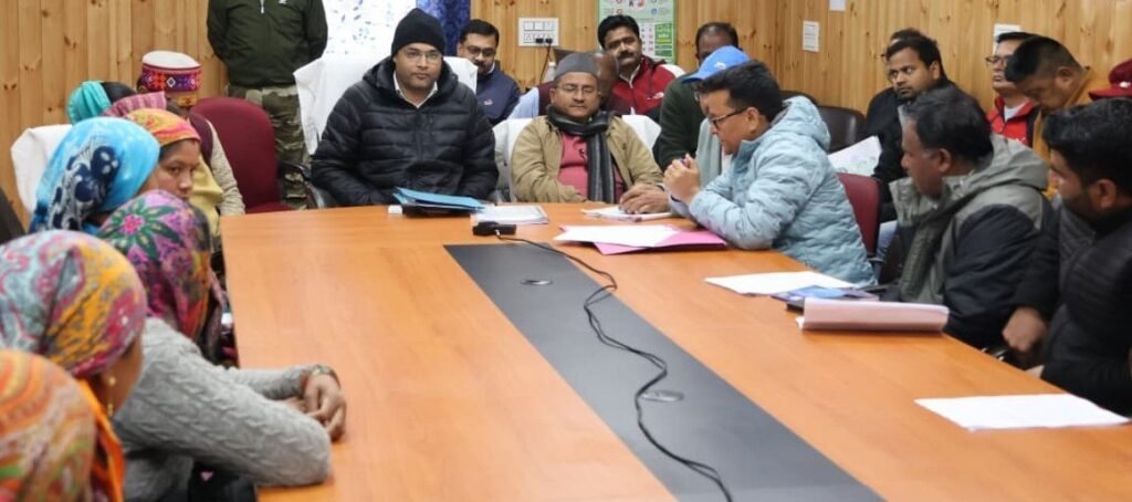 जिलाधिकारी के आश्वासन के बाद परियोजना प्रभावितों का धरना स्थगित