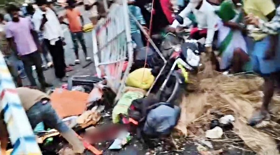 भीषण सड़क हादसा : बस-पिकअप टक्कर में 13 की मौत, 30 से अधिक घायल