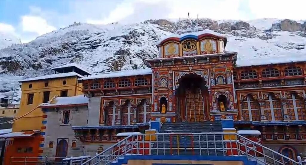 बदरीनाथ में बर्फबारी से तैयारियों की रफ्तार थमी