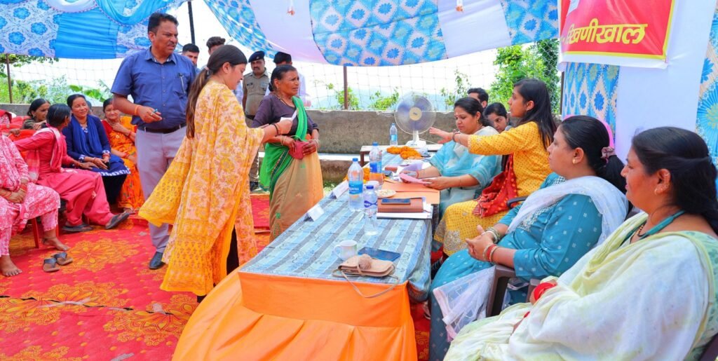 दूरस्थ मेंदणी गांव पहुंचीं डीएम स्वाति एस. भदौरिया; पेयजल, स्वास्थ्य और विकास कार्यों पर दिए सख्त निर्देश