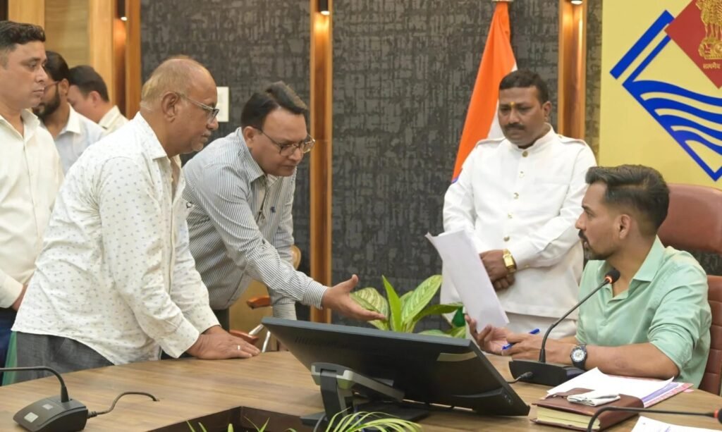 समाधान दिवस में डीएम ने सुनीं 194 जन शिकायतें, समयबद्ध निस्तारण के सख्त निर्देश