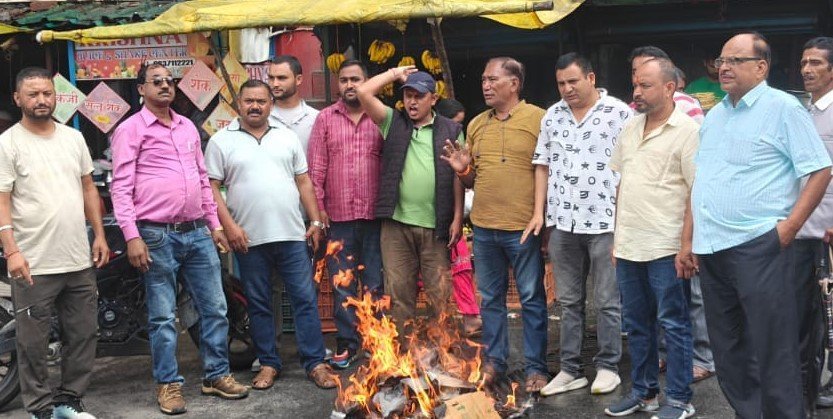 चढ़ावे पर सवाल, प्राधिकरण पर बवाल, कांग्रेस ने फूंका सरकार का पुतला