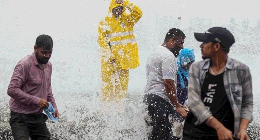 मुंबई में मूसलाधार बारिश का कहर : चॉल ढही, छह की मौत, कई हादसों में नौ लोगों ने गंवाई जान