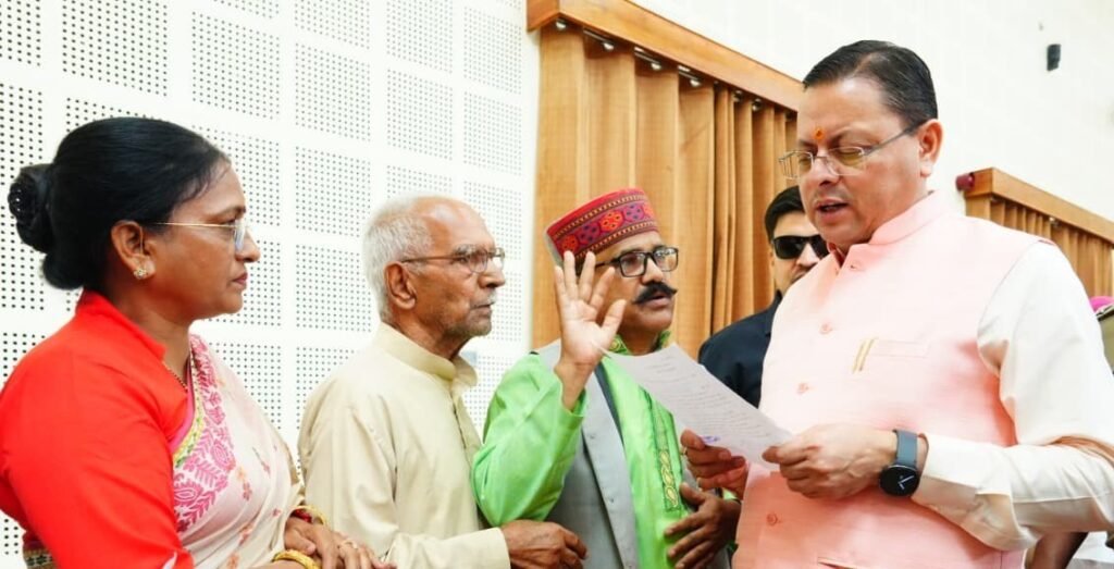 जनता को सरकारी दफ्तरों के चक्कर न लगाने पड़ें, शिकायतों का समयबद्ध समाधान करें अधिकारी – मुख्यमंत्री धामी