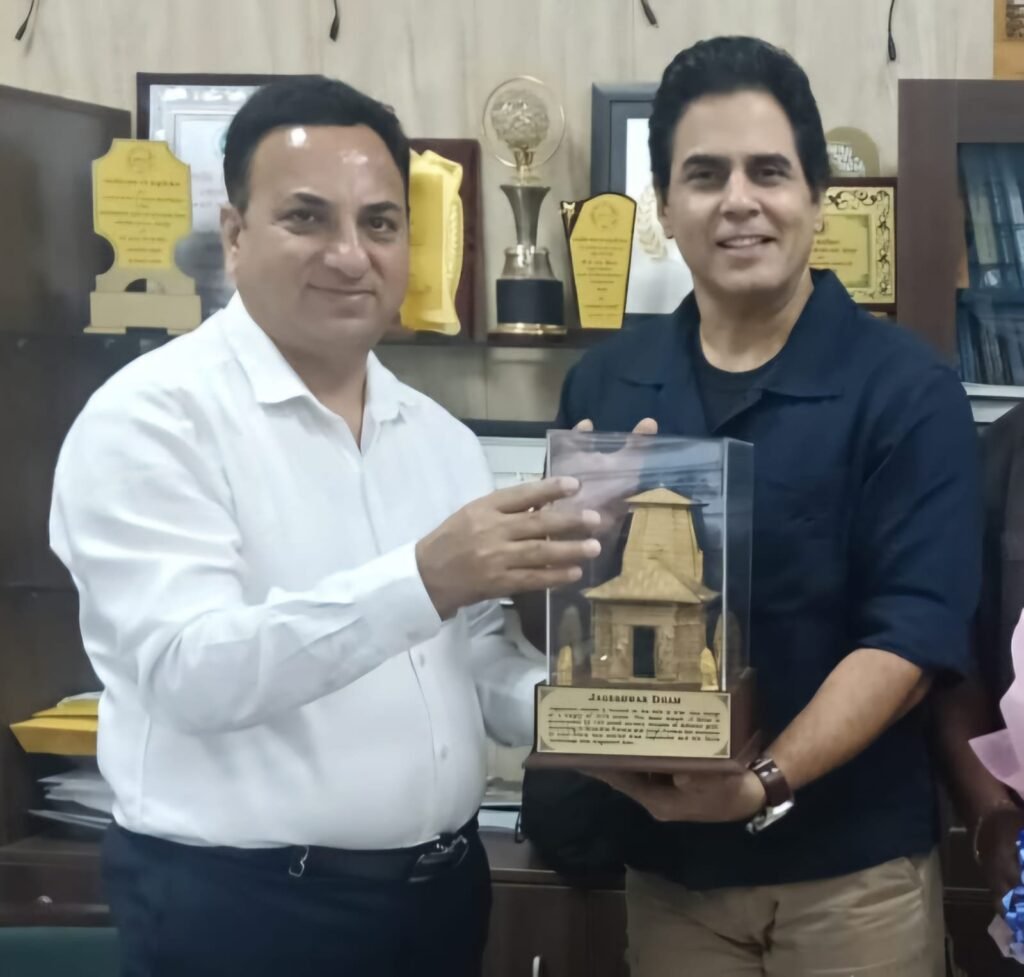 फिल्म अभिनेता अमन वर्मा ने की फिल्म विकास परिषद के नोडल अधिकारी केएस चौहान से भेंट