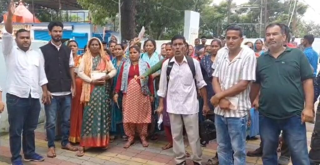 श्रम कार्ड के लिए दर-दर भटक रहे श्रमिक, व्यवस्था पर फूटा गुस्सा