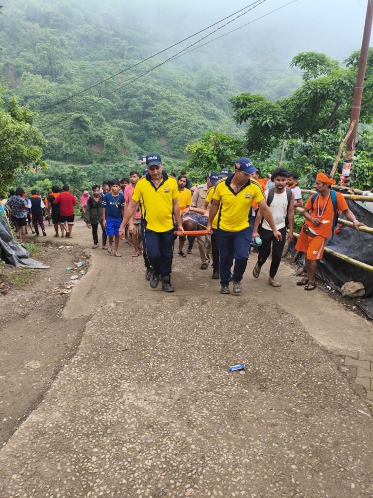 नीलकंठ यात्रा मार्ग पर पुलिस की तत्परता से बची श्रद्धालु की जान