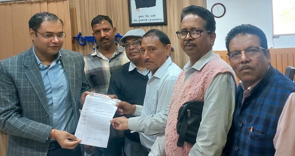पेंशनर दिवस कराने की मांग, डीएम से मिले पेंशनर्स